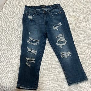 Judy Blue brand mid-rise distressed contrasted patch skinny capri jeans.